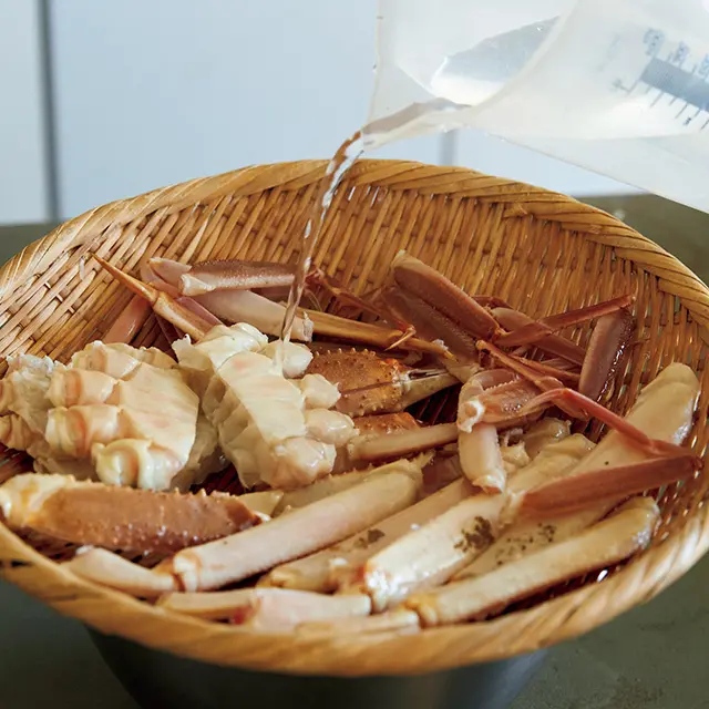 カニにかける湯は熱湯に 水を加えて 80 ℃くらいに する。