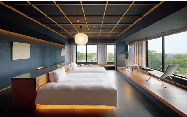 特別室「黒松」は、87.71㎡の広さ。照明は「八女提灯」、壁のアートピースは