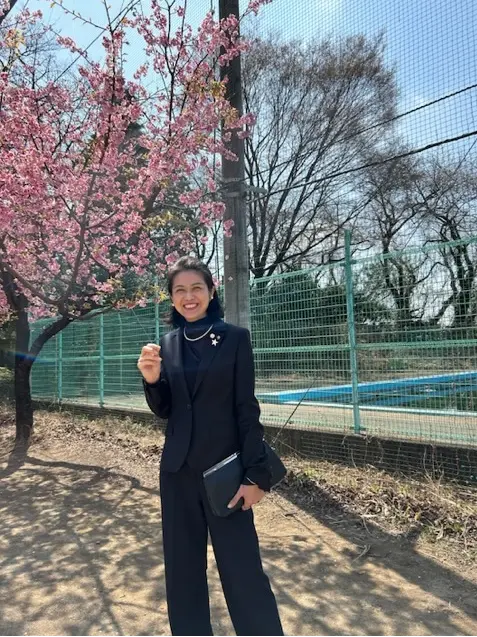 スカーフとブローチで華やかコーデの画像_1