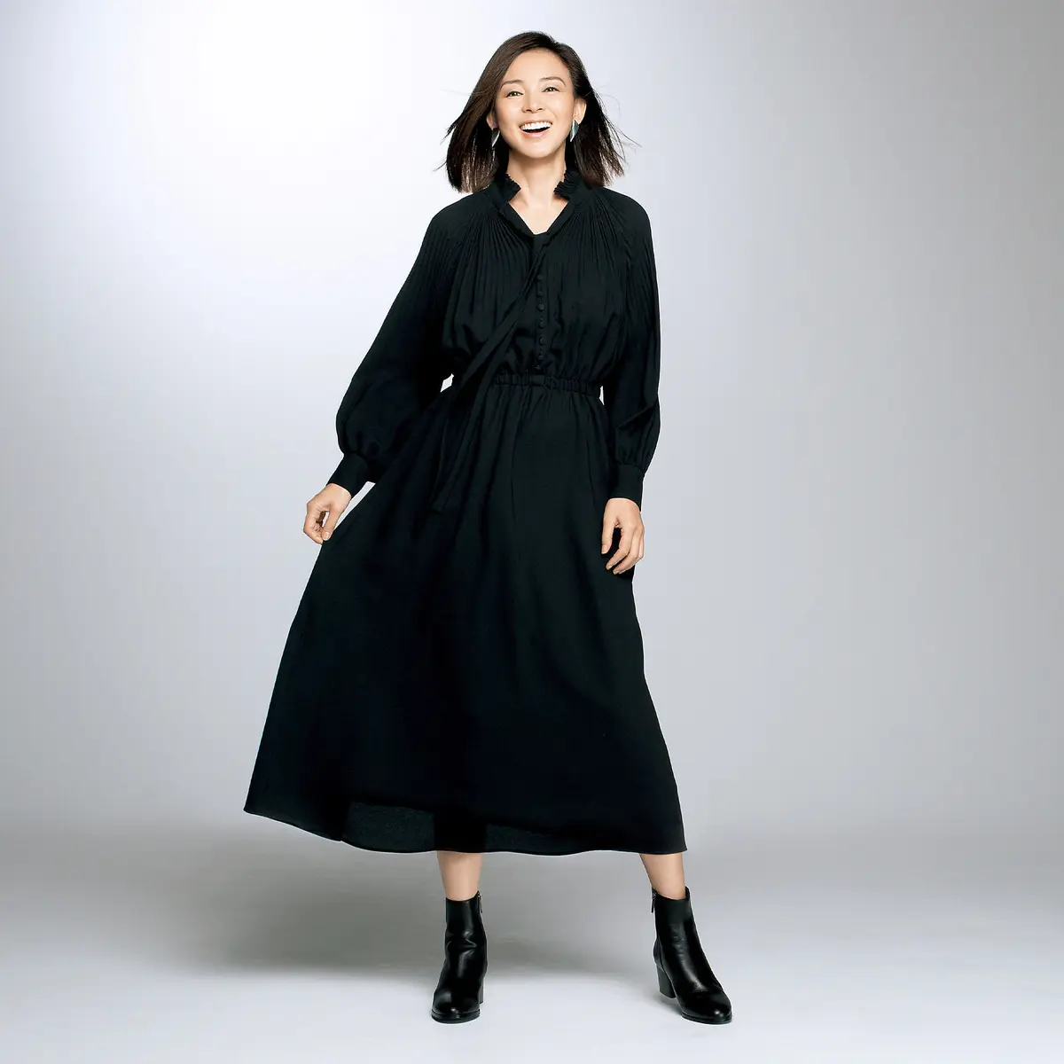 L’UNE×éclat プリーツ使いブラックドレス