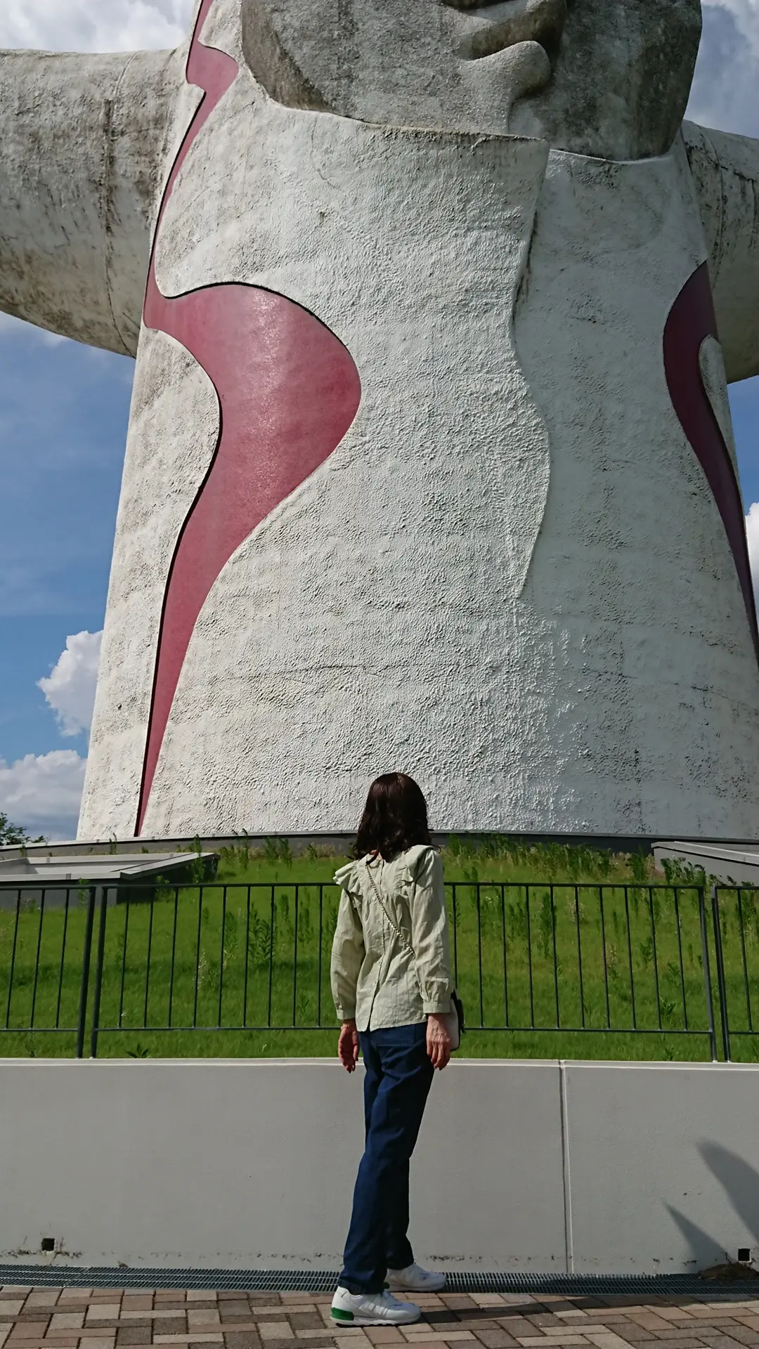 太陽の塔  グリーンブラウス  デニムパンツ