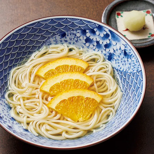 五島うどんはあごだしに昆布と鰹のだしを合わせただしで提供