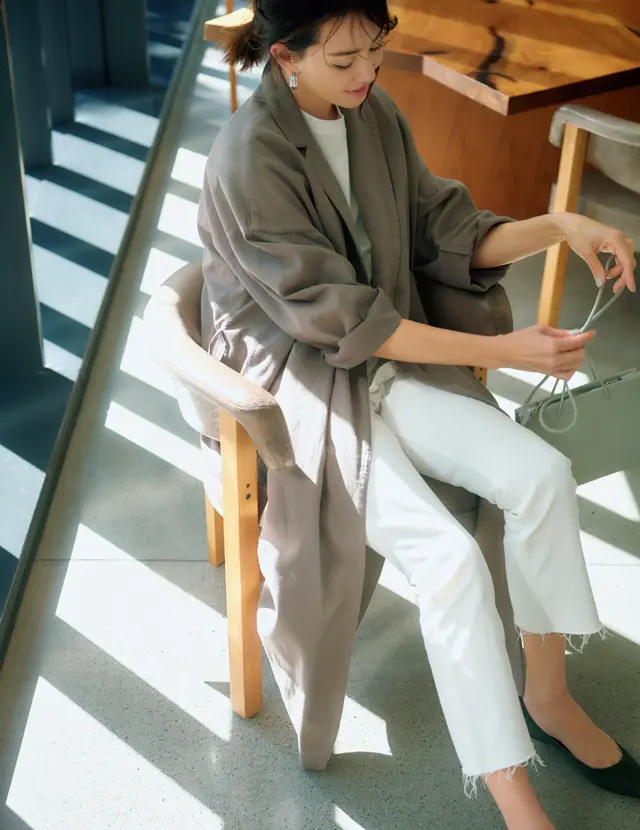 マディソンブルーの白デニム