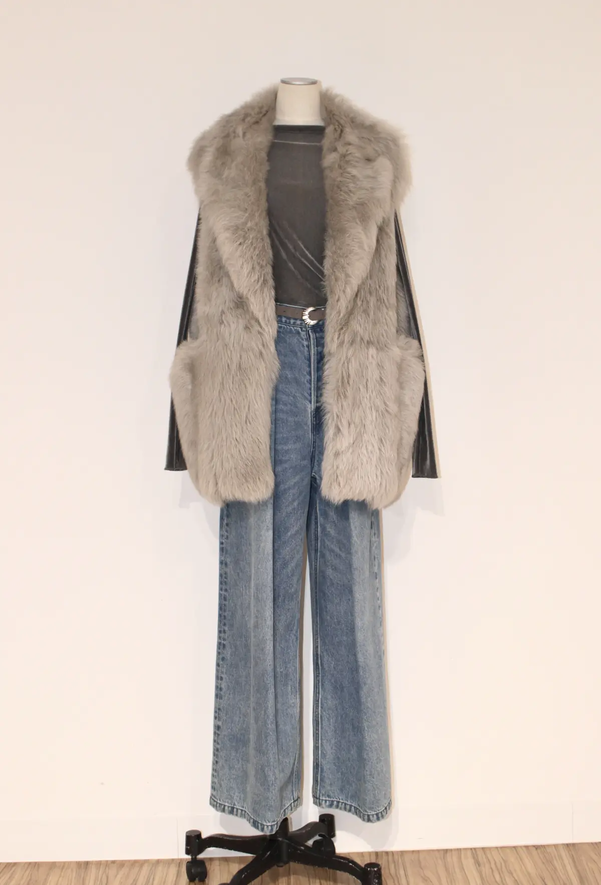 ウィムガゼット　ワイドデニムにシアートップスとファーベストを合わせたコーディネート