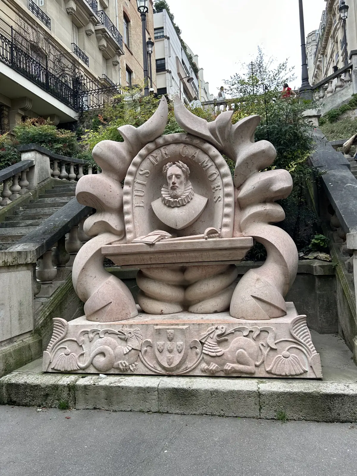 エッフェル塔が見える場所　Monument à Luís de Camões