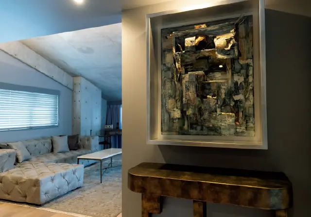 客室の扉を開けると、大竹伸朗の作品が出迎えてくれる 