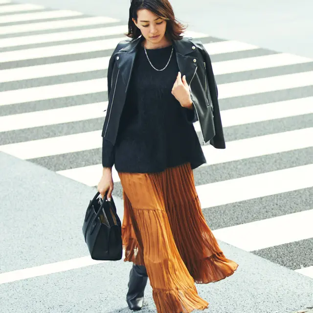 軽やかなきれい色スカートが強さのある黒をやわらげるコーデのRINA