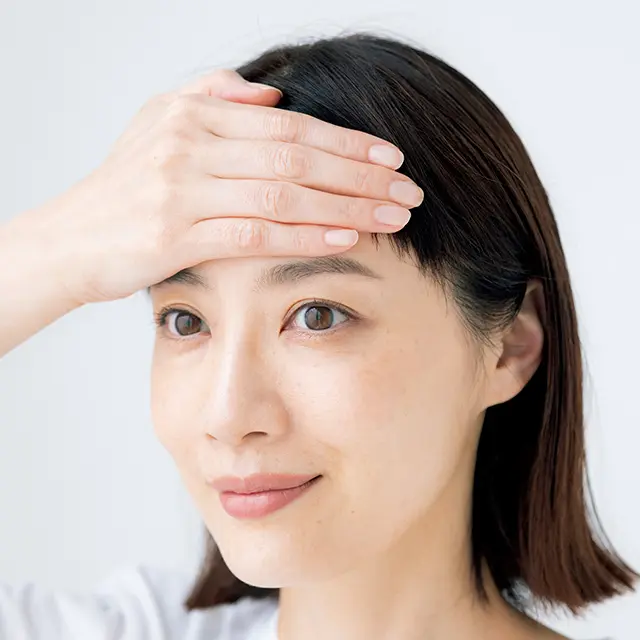 額を押さえたまままぶたの開け閉じ