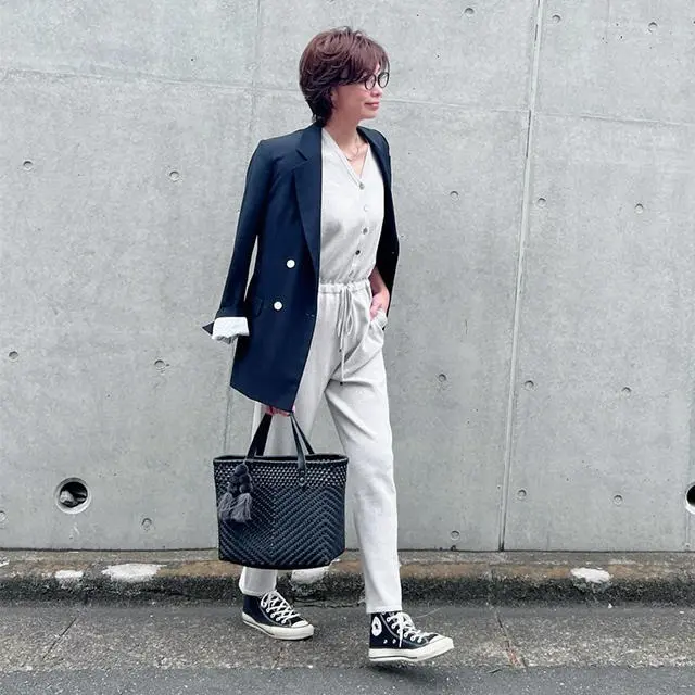 カジュアル過ぎず上品に！50代が履きたい「スニーカー」コーデ3選