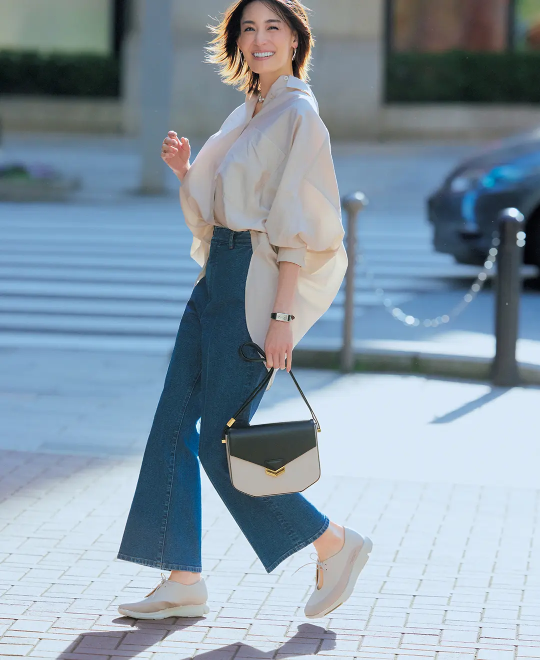 デニム合わせで軽快に！大人の洗練ニュアンスグレー