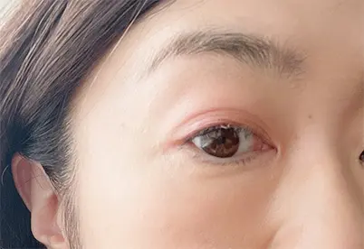 コスメデコルテ アイグロウジェムの新色23M fluffy bearを瞼に塗った写真