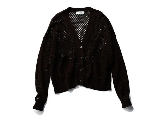 単品力が高い透かし編み。短め丈でさらにスタイリッシュに