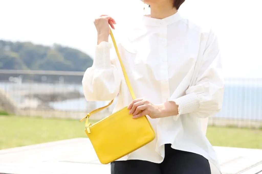 今年らしさ満点！バンドカラーの白シャツはの画像_4