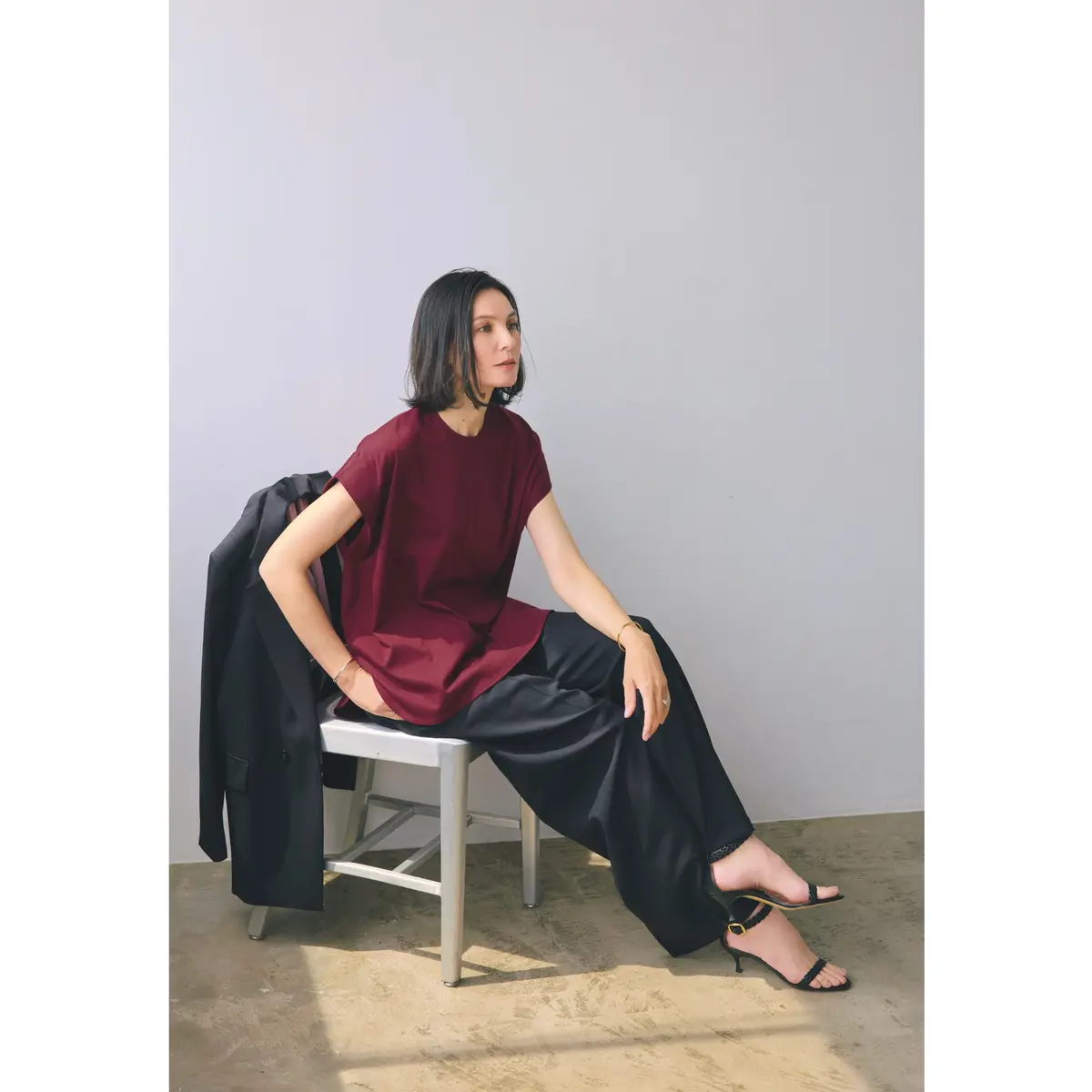 ハーガンディのフレンチスリーブTシャツに黒パンツを合わせたコーディネート　モデル・田沢美亜