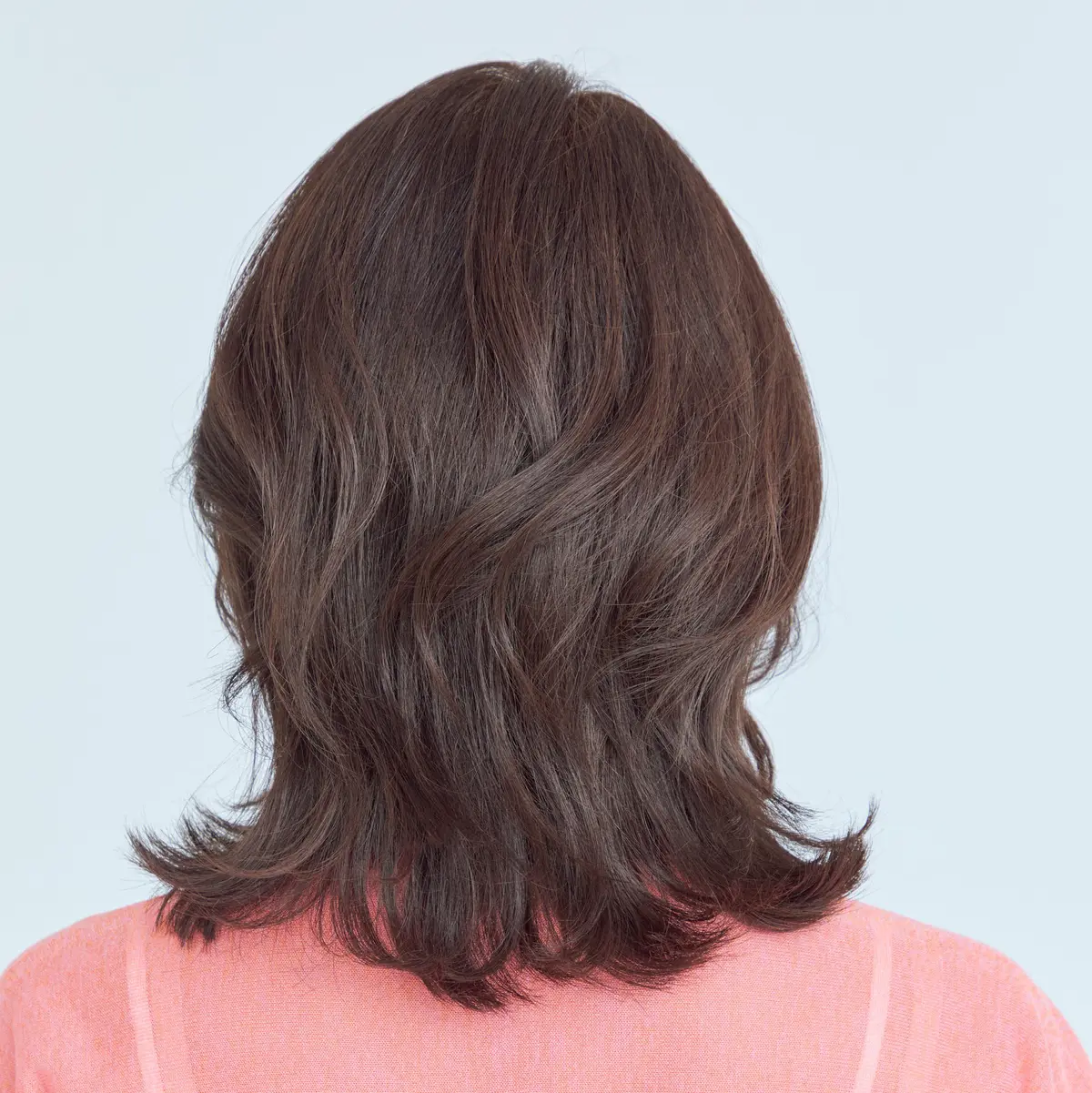 後から見たミディアムヘアスタイル