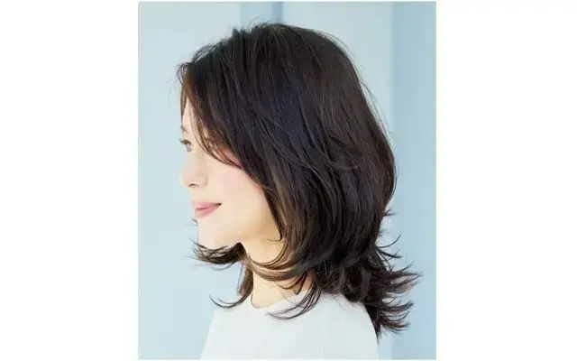 軽やかな動きを出す、華やかなミディアムヘア