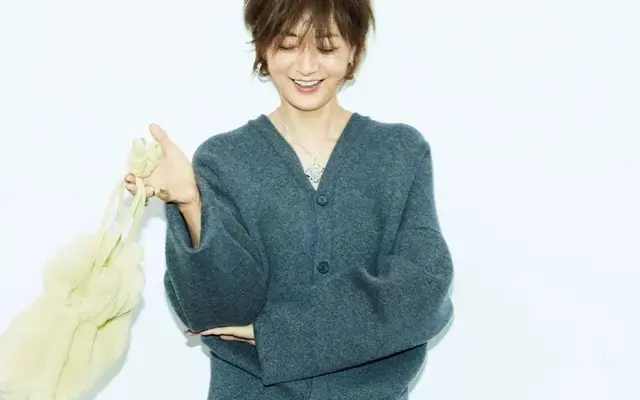 【この秋、本命はリュクスなグレー】富岡佳子さんが着こなす「ロエベ」のワントーンコーデ