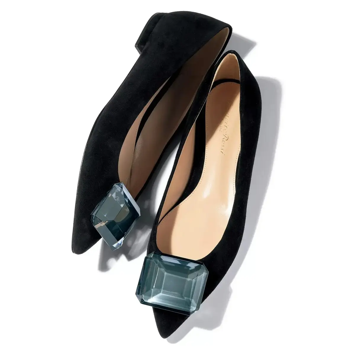 富岡佳子さんがまとう「Gianvito Rossi」ビジューつきフラットシューズ