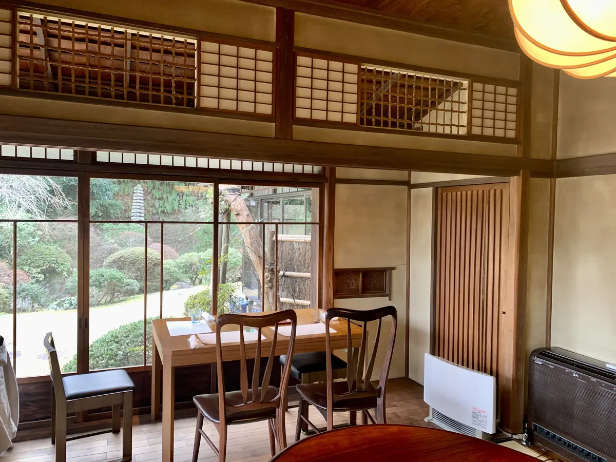 テーブル席からは庭園が楽しめる