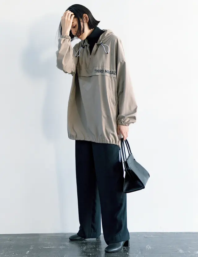 ベージュカラーで品のいいアノラックパーカコーデのLIZA