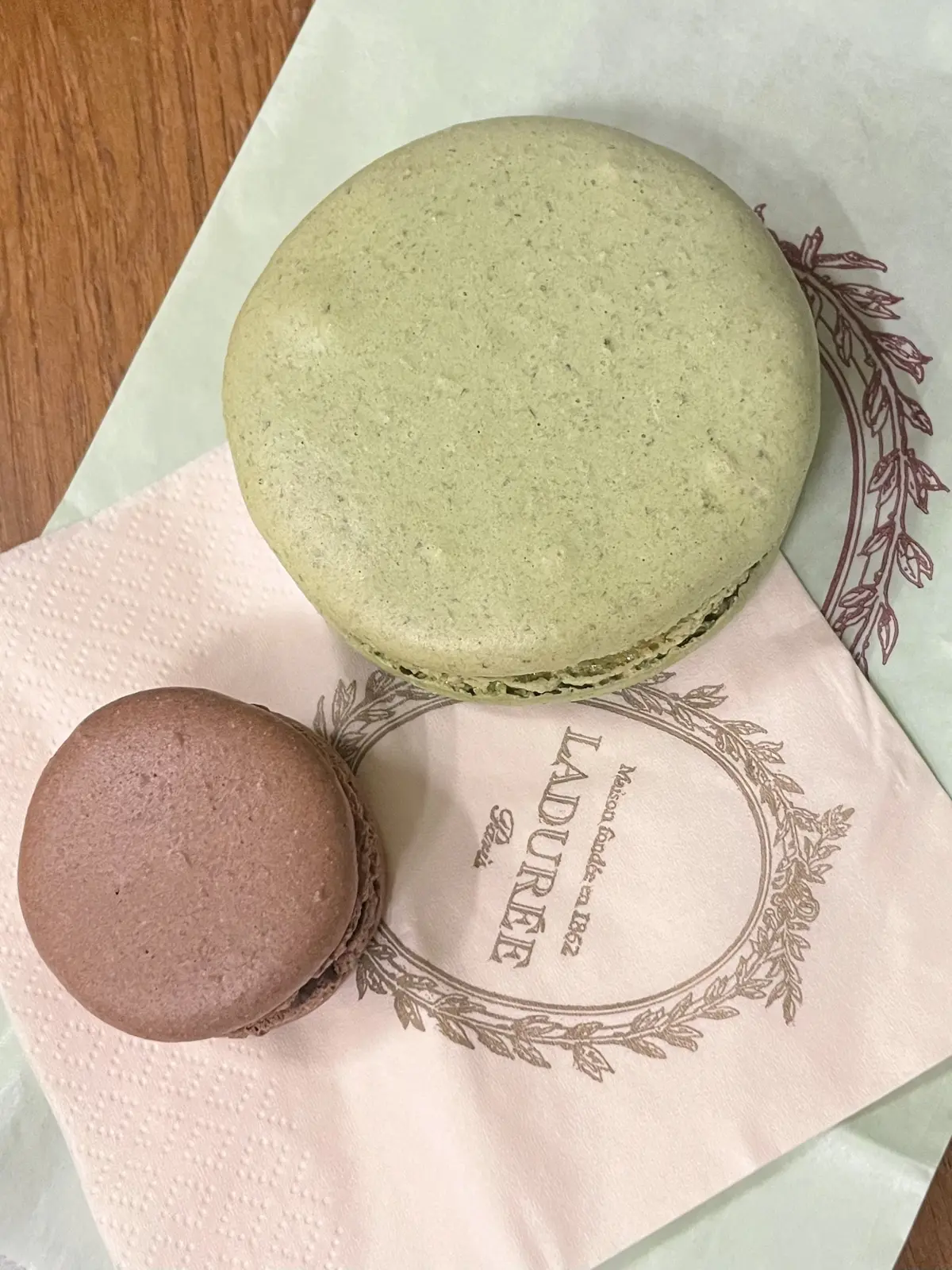 ヴェルサイユの宮殿と庭園でラデュレ　マカロン　フランス