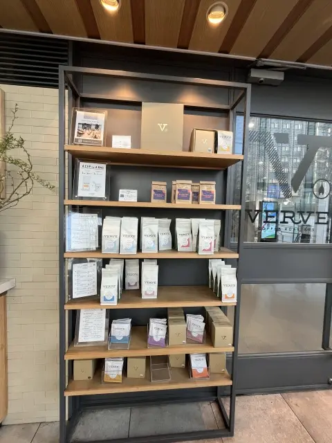 イエローを取り入れたジレコーデで娘とカフの画像_4