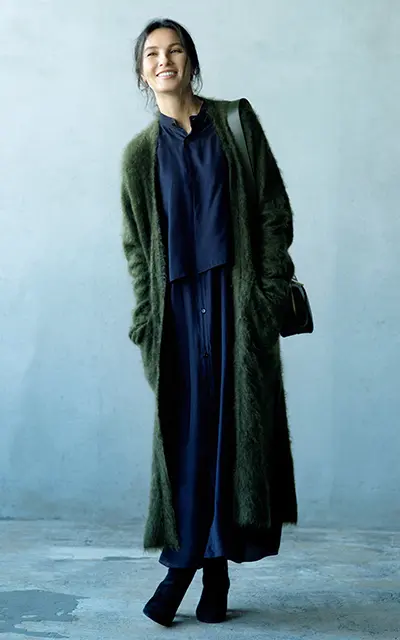 カーキとのコンビは、大人ならではの洗練配色