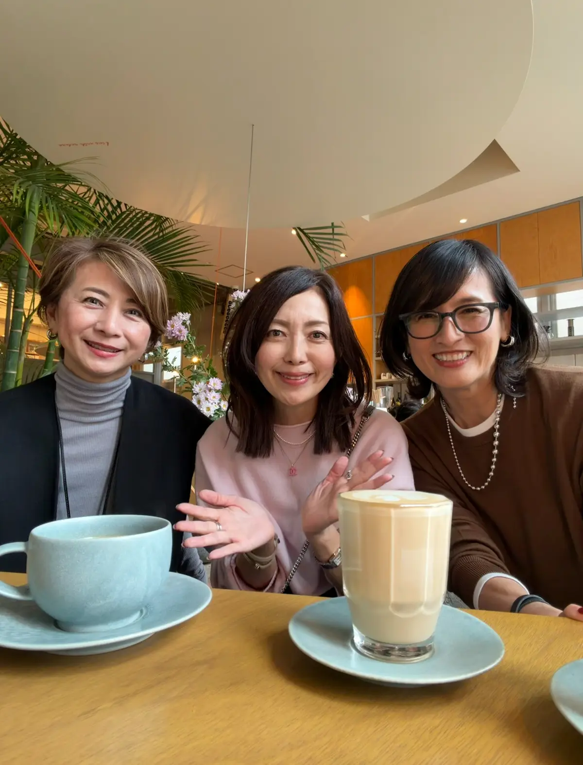 UNIQLOのベロアパンツとピンクニットの画像_6