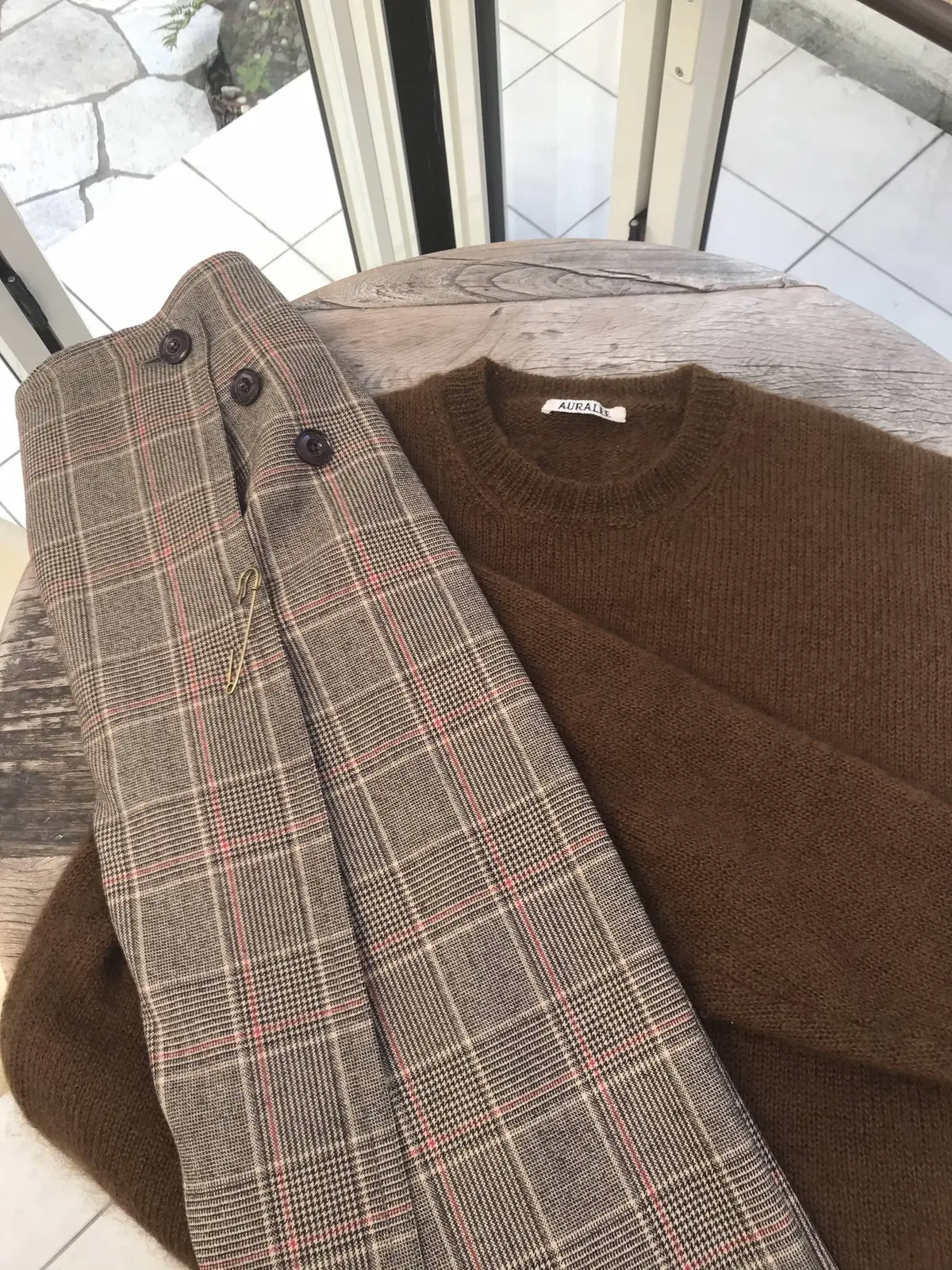 秋口に一目惚れしたスカートにゆったりとしたモヘアニット