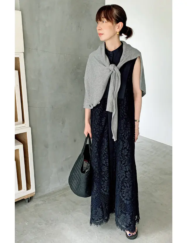 ネイビーレースのワンピースコーデの徳原文子さん