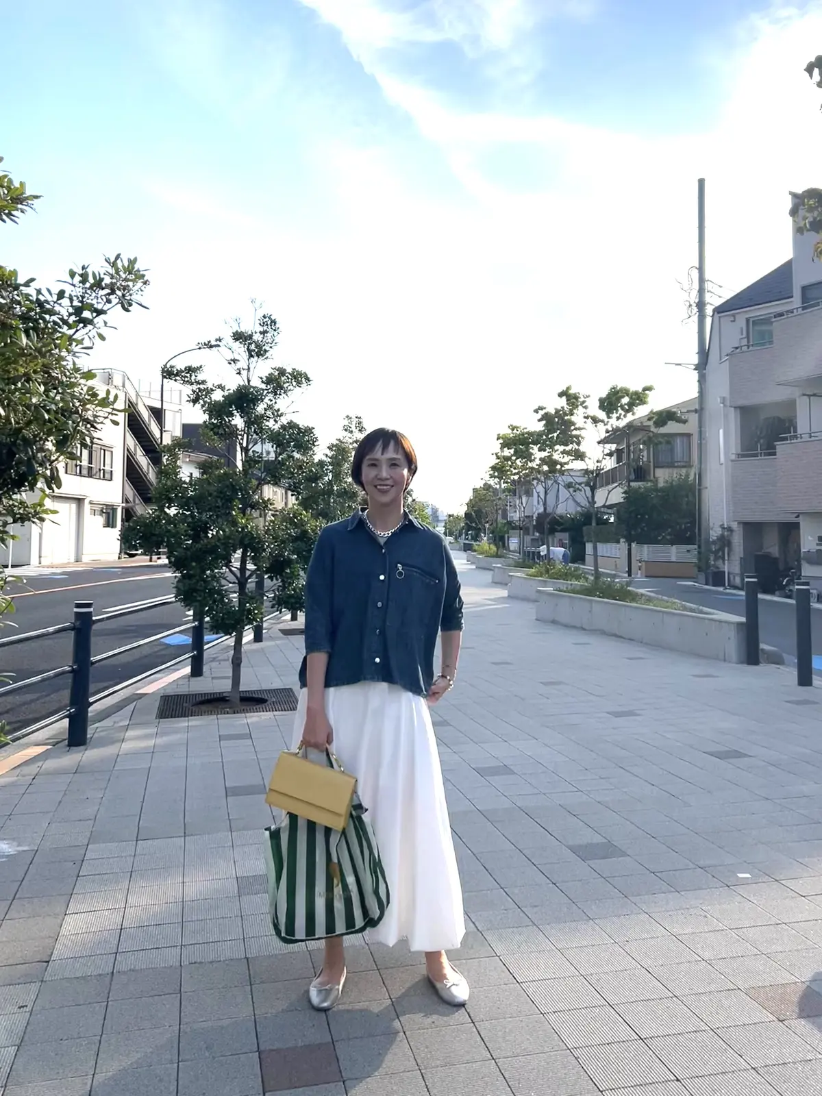 デニムシャツコーデ Gジャンコーデ カラフルエコバッグ ZARAスカート ZARA黄色バッグ シルバーバレエシューズ