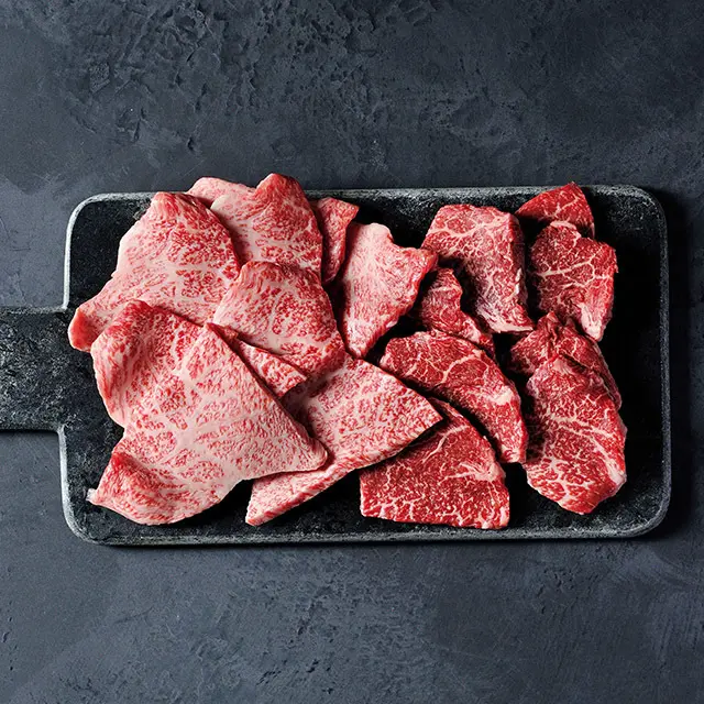 近江牛ギフト 赤身＆吟撰赤身焼肉セット 4～5人前 ￥7,250。サシの入り具合が異なる2種を詰め合わせに。