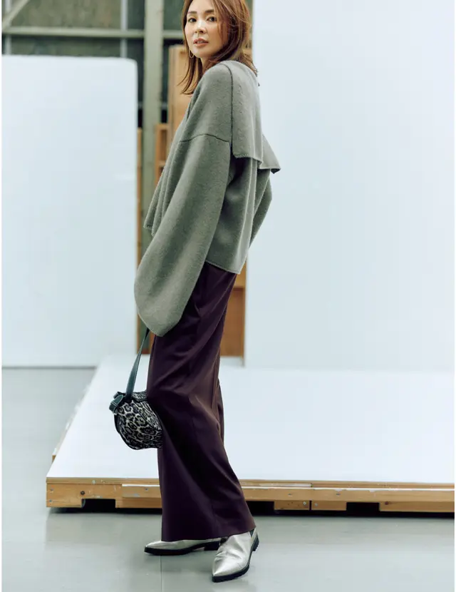 50代冬コーデのマンネリ打破！ メタリックカラーのブーツをアクセントに