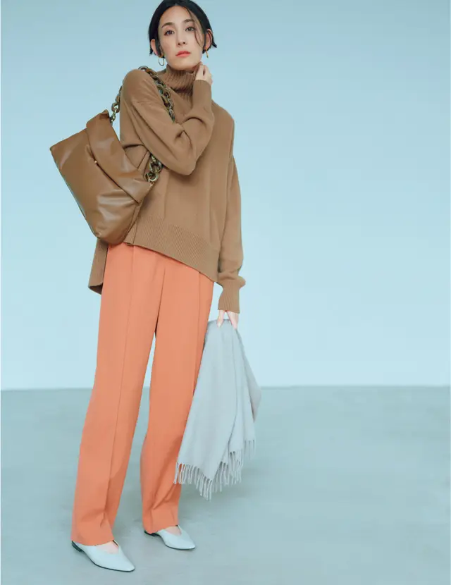 オーラリーのパンツコーデのLIZA