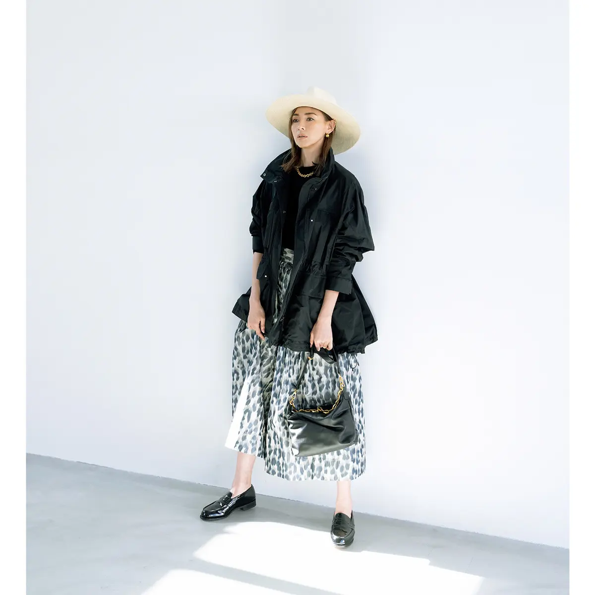 ミリタリーコートとひょう柄スカートのコーデ　モデル・SHIHO