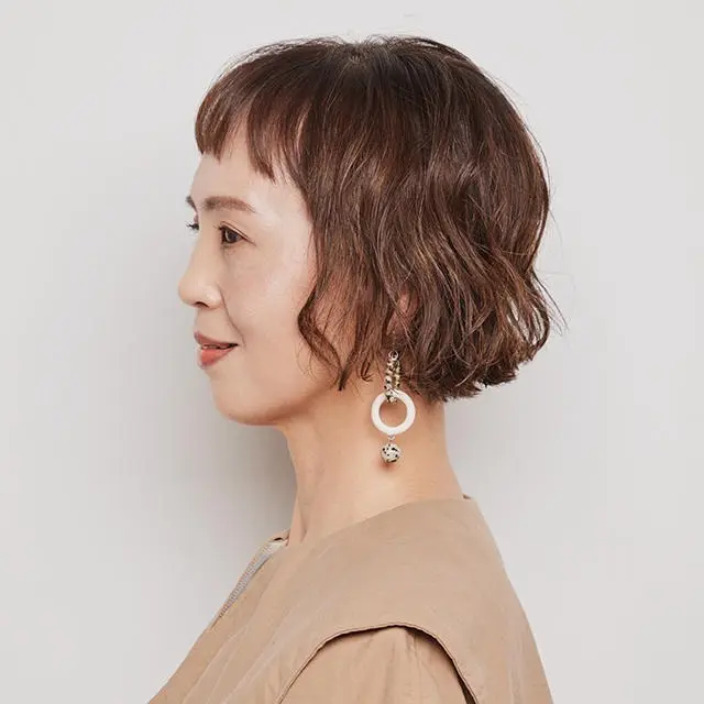 汗や湿気に負けずふんわりキープ！猫毛悩みを解決する華揺れボブ【50代髪型・ヘアスタイル】