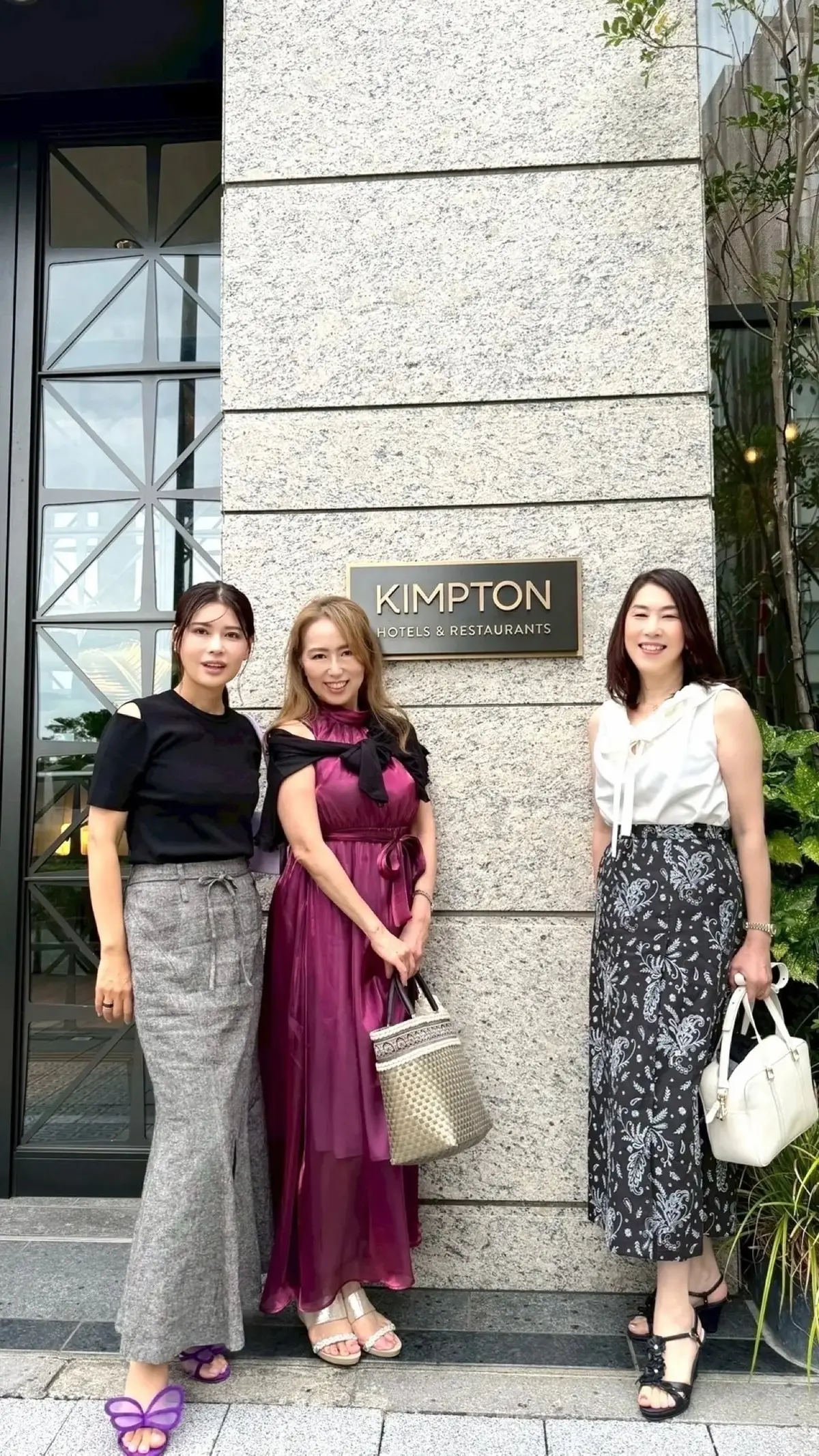 モノトーンコーデで楽しむ真夏のスタイリッシュランチ