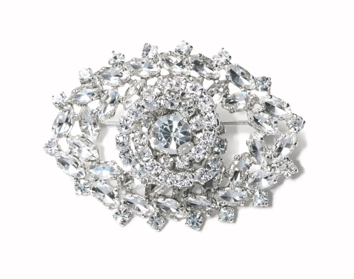 キラキラブローチは 大人好みのモチーフで　❺大小のストーンを立体的に組み上げたブローチ。キ ャッツアイ形のフォルムでスタイリッシュに。ブロー チ￥33,000／イザ（ヌメロ ヴェントゥーノ）