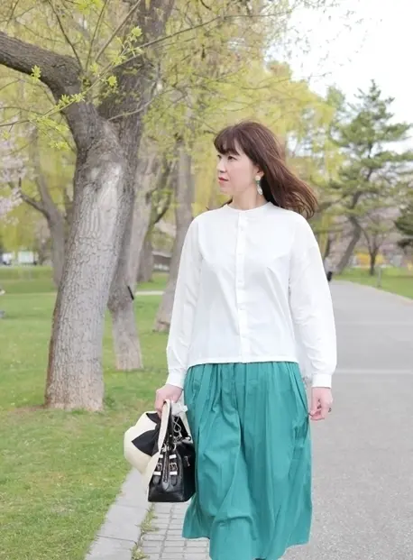 HAPPY PLUS大丸札幌店で購入した白ブラウスときれい色スカートのコーデ
