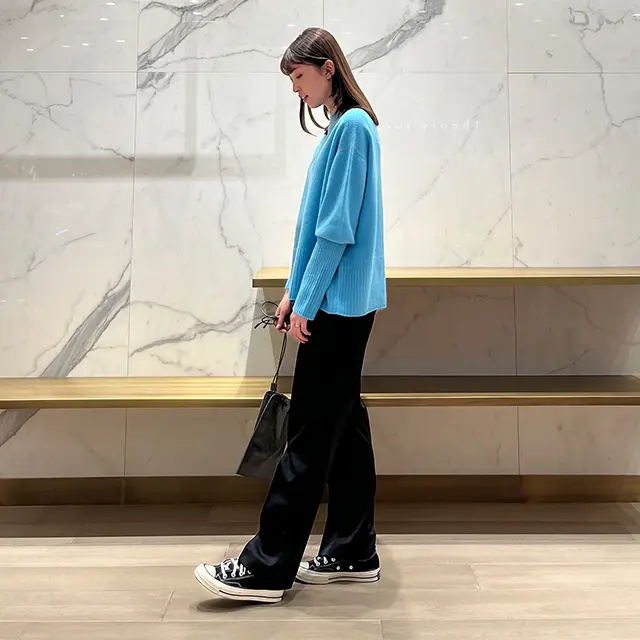 コートのインにいち早くフレッシュな気分を運んでくれるカラーニットシリーズ。