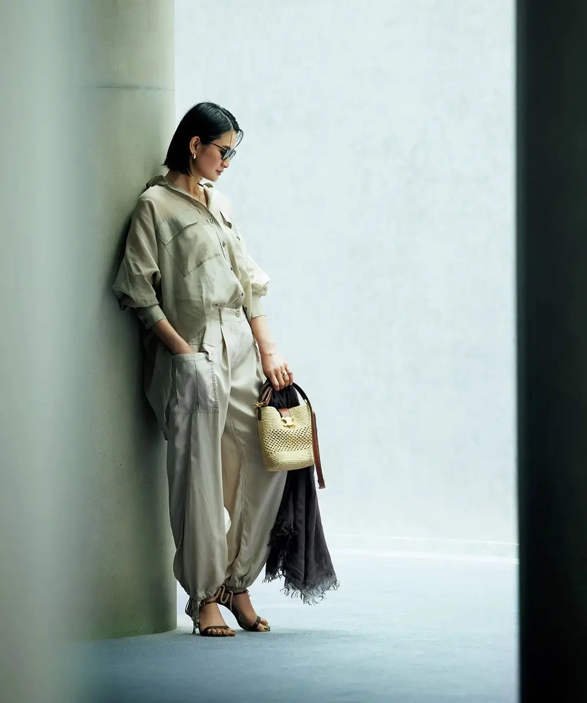 秋は「カーゴパンツ」がかっこいい！品よくこなれる、50代のきれいめスタイル