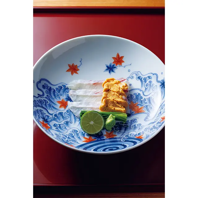 華やかな鍋島の紅葉皿に盛った「紅 葉鯛とうに」の向付