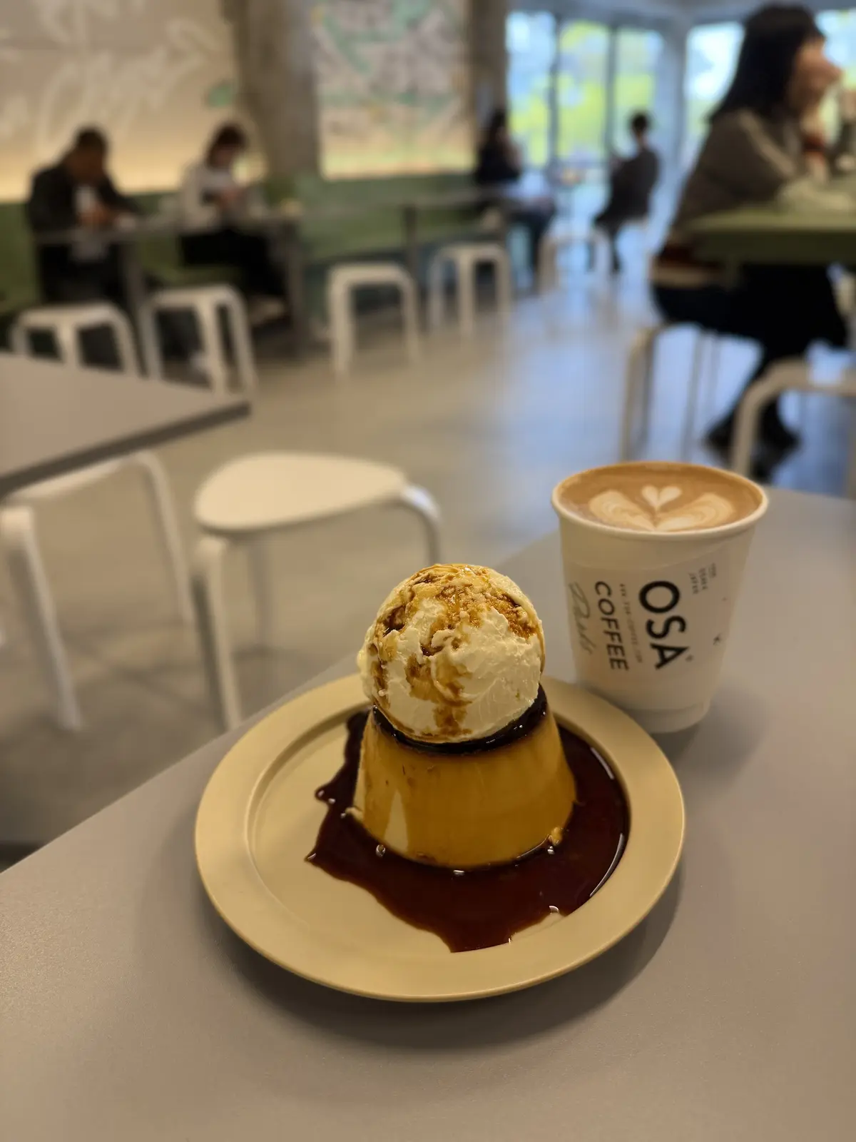 クラシックプリンにアイストッピングとカフェラテ