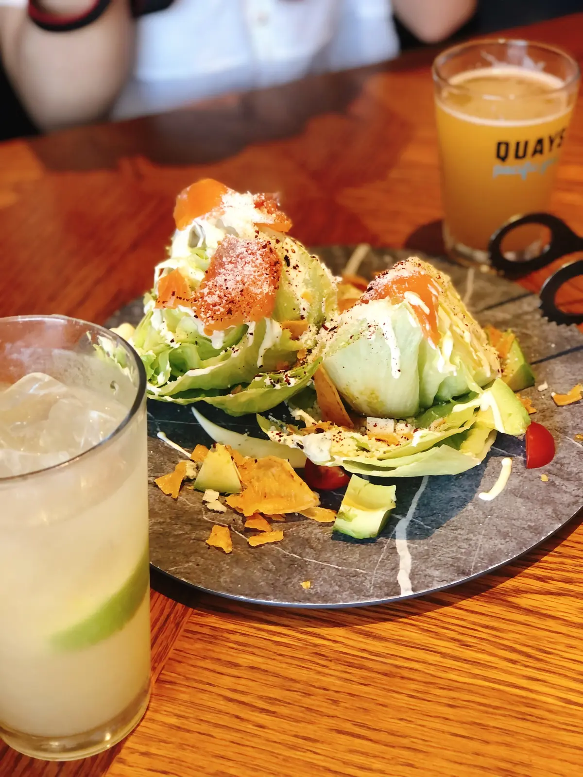 QUAYS pacific grill。キーズ パシフィック グリル。横浜。HAMMER HEAD。ハンマーヘッド。サラダ。クラフトビール。オリジナルクラフトビール。ジンジャーエール。