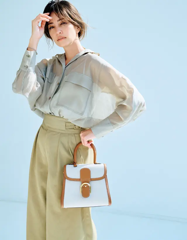 サクラのベージュのブラウスのRINA