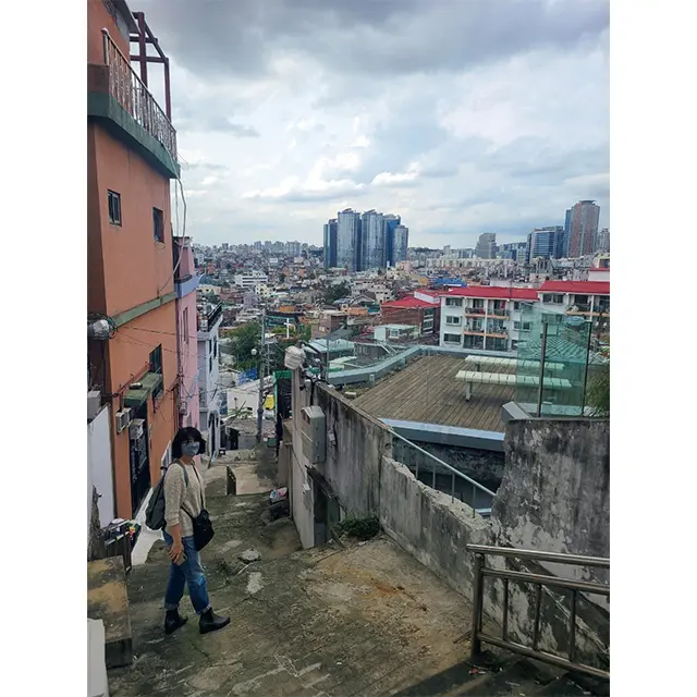 『梨泰院 クラス』のタンバム2号店をめ ぐった際に遭遇した坂道。