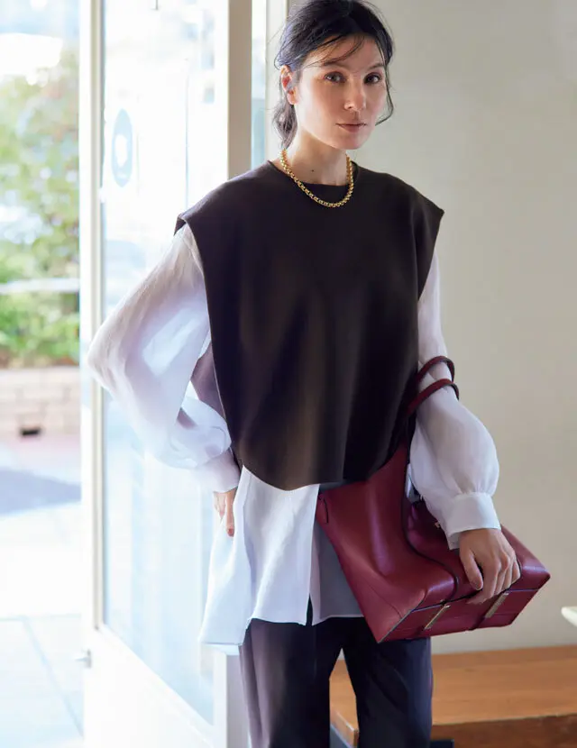 透け感シャツにベストを重ねれば着回し幅がもっと広がる！
