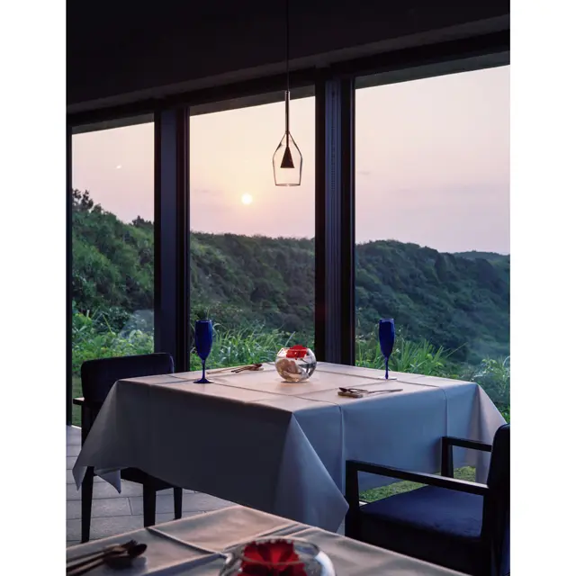 レストランから見えるの は、東平安名崎方面。昇る朝日を眺めながら朝食を