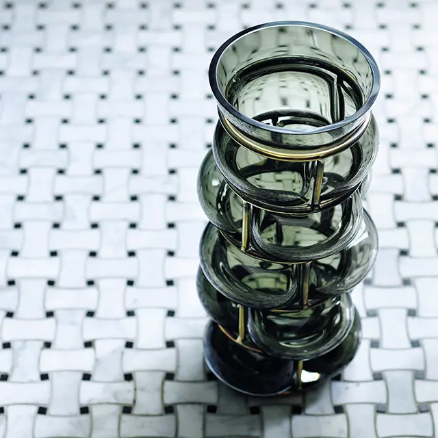 BRICK スモーク（φ14×H34㎝）¥77,000／カッシーナ・イクスシー青山本店