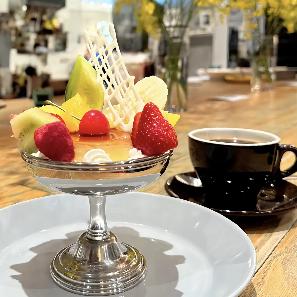 伊勢丹新宿店館内写真　３階　カフェ「レディースアンドジェントルメン」、プリンアラモード、コーヒー